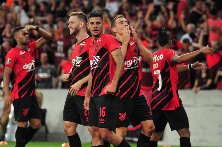 Marco Ruben, do Athletico Paranaense, comemora seu gol, marcado diante do Boca Juniors, durante partida válida pela 3ª rodada do Grupo G da Copa Libertadores 2019, realizada na Arena da Baixada, em Curitiba (PR), nesta terça-feira (02).