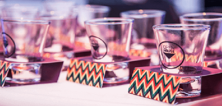 10- Sobre a mesa de bebidas, coloque copos personalizados para enfeitar o evento de chá de casa nova. Fonte: Imóvel Web