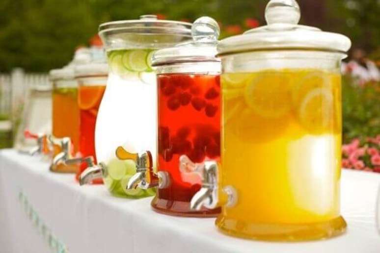 11- Para decorar a mesa de bebidas do seu chá de casa nova, utilize águas aromatizadas. Fonte: Cupcake Cia