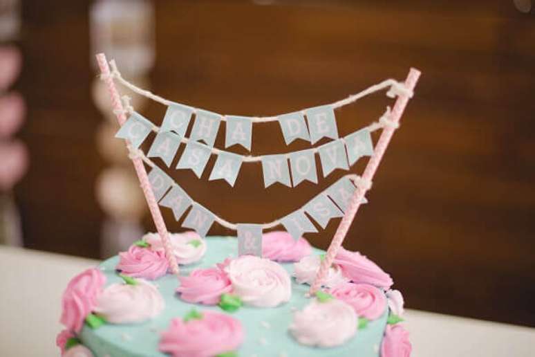 16- O bolo chá de casa nova foi confeitado com flores rosa e bandeirinhas com o nome dos anfitriões. Fonte: Berries and Love