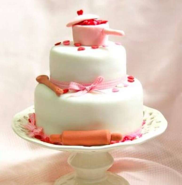 17- O bolo chá de casa nova foi confeitado com pasta americana branca e objetos de utilidade doméstica. Fonte: Festas.Site