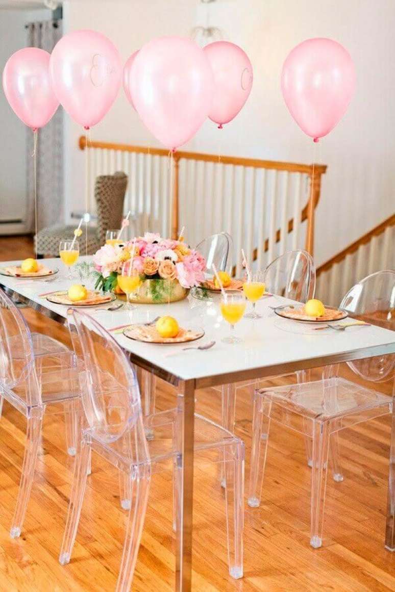 19- A decoração chá de casa nova para poucos convidados foi elaborado com bexigas e cadeiras transparentes. Fonte: Pinterest