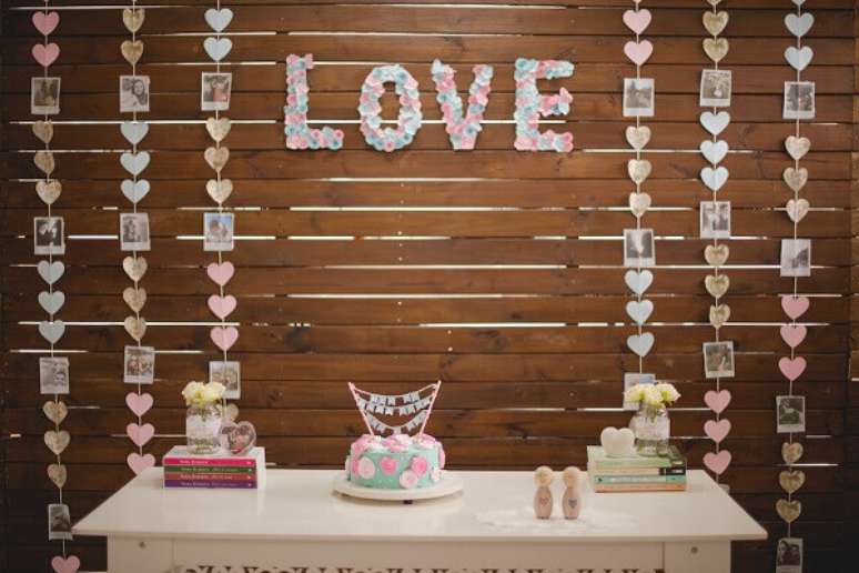 20- Na decoração chá de casa nova, as fotografias do casal ocupam lugar de destaque atrás da mesa. Fonte: Berries and Love