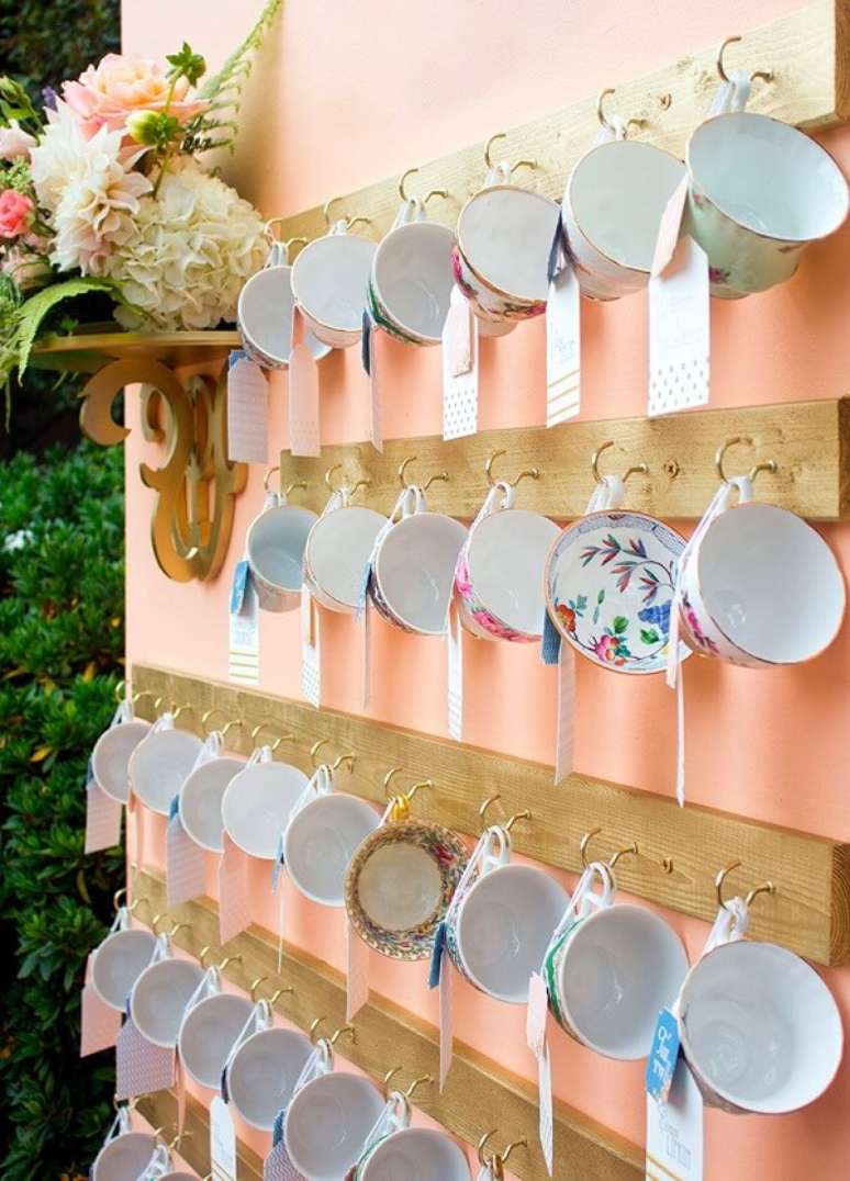 27- A lembrancinha chá de casa nova são xícaras de porcelana com cartão. Fonte: Revista Icasei