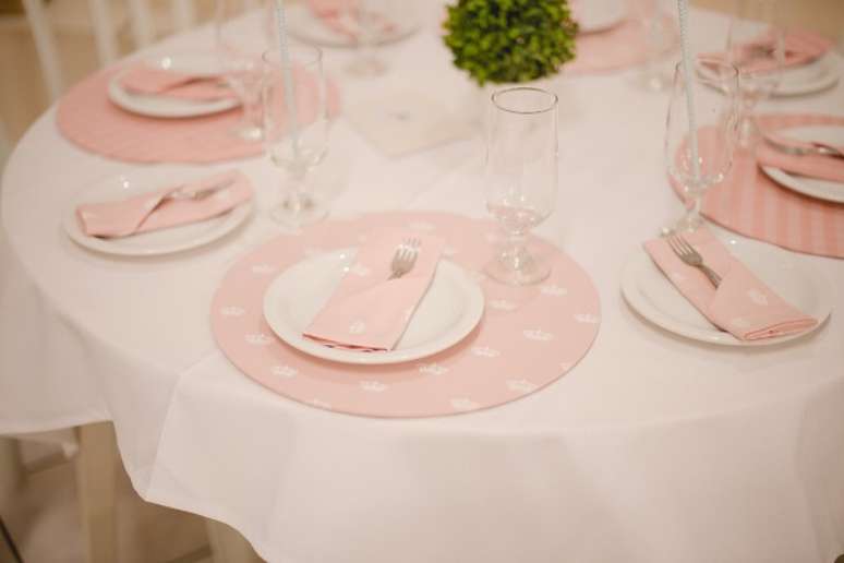 46- A mesa do chá de casa nova foi decorada em tons de rosa. Fonte: Berries and Love