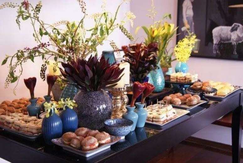47- A mesa em tom vinho tem vasos nas cores azul e roxo. Fonte: Constance Zahn