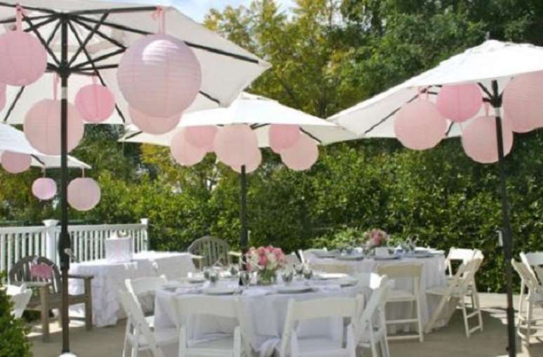 49- A decoração chá de casa nova ao ar livre tem no ambiente os tons rosa e branco. Fonte: festas.site