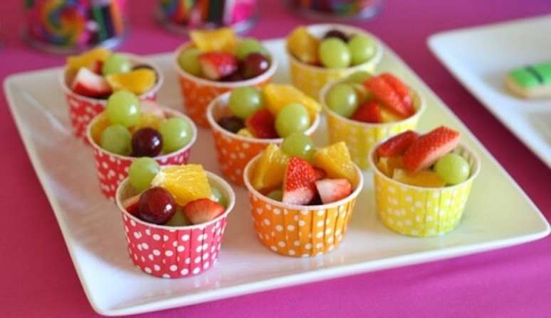 56- No chá de casa nova, sirva frutas em potes de papel descartável. Fonte: Cupcake Cia
