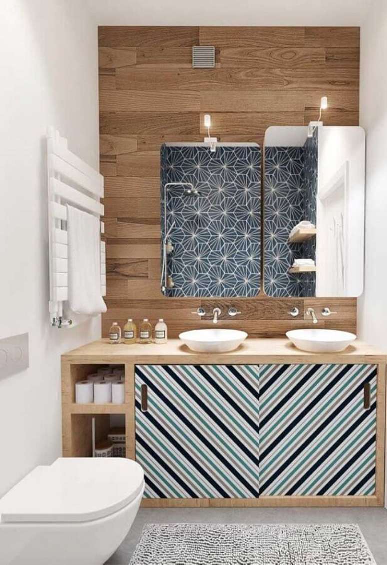 21. Decoração de banheiro masculino com revestimento em madeira e porta de gabinete personalizada com papel listrado – Foto: Neu dekoration stile