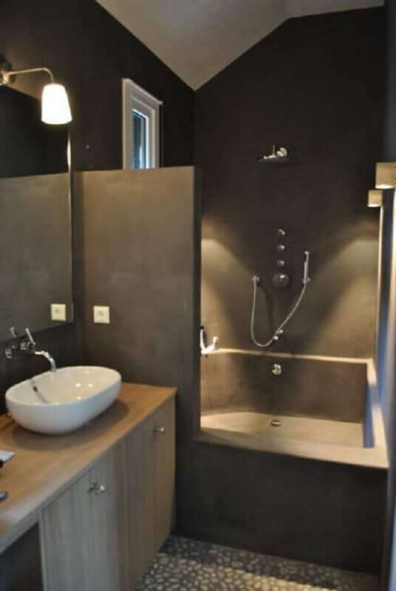 23. Invista em uma boa iluminação para o banheiro masculino pequeno decorado com cores escuras – Foto: Wohndesign
