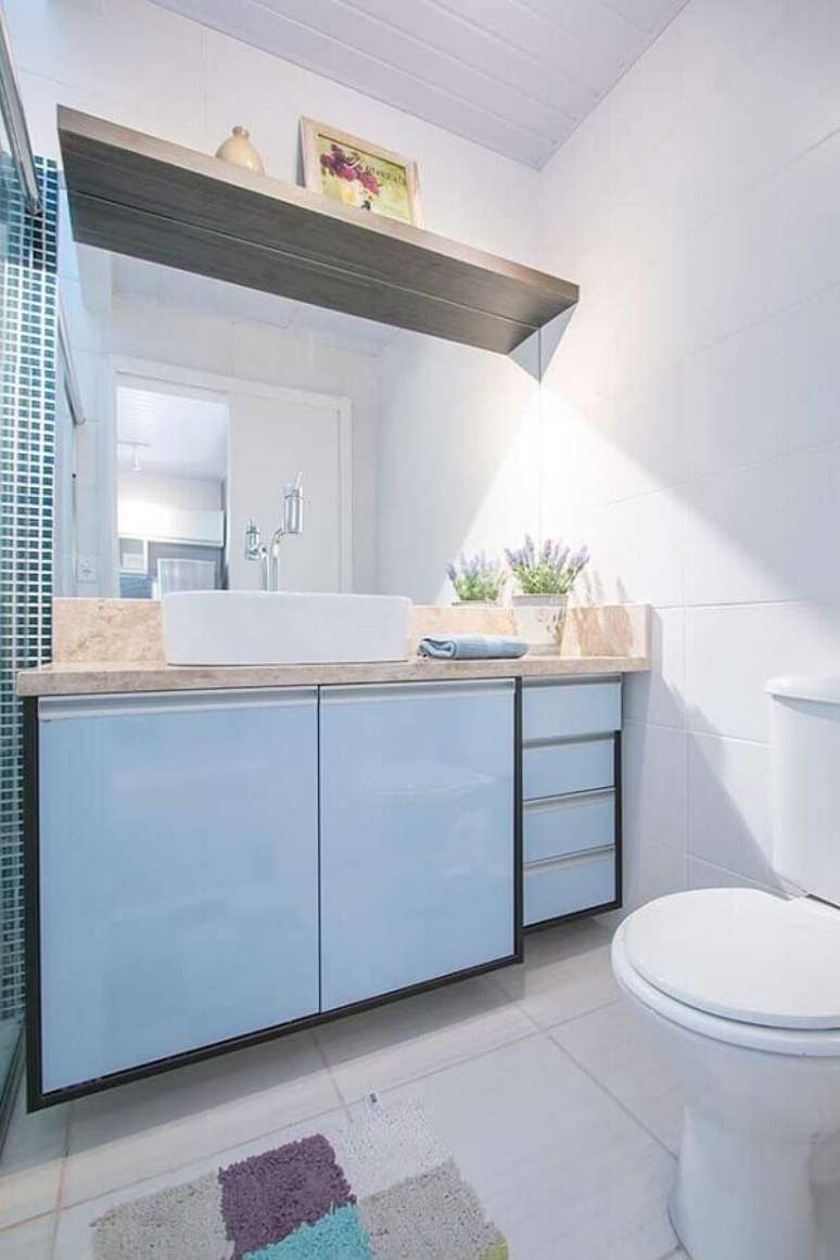 24. Decoração clean para banheiro masculino com armário azul claro – Foto: Grupo Expertise Imóveis