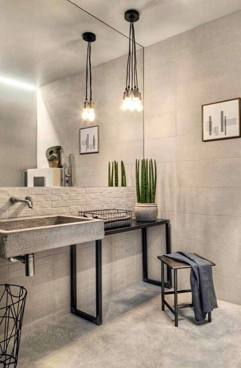 25. O cinza claro &eacute; uma boa op&ccedil;&atilde;o de cor para banheiros masculinos pequenos &ndash; Foto: Pinterest