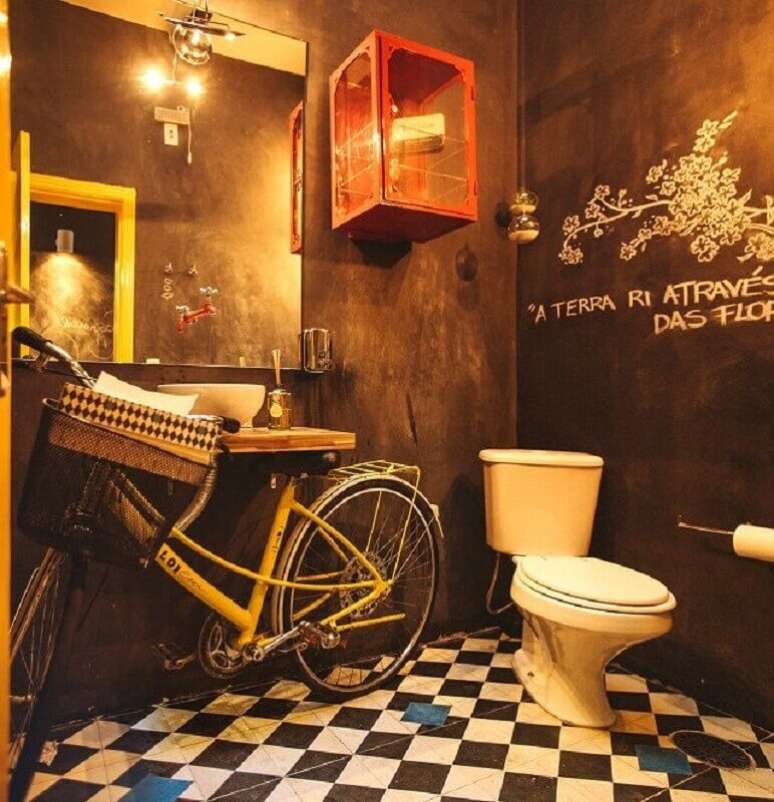 29. Aqui a bicicleta no lugar do gabinete deu um ar descontraído e charmoso para o banheiro masculino decorado – Foto: Pinterest