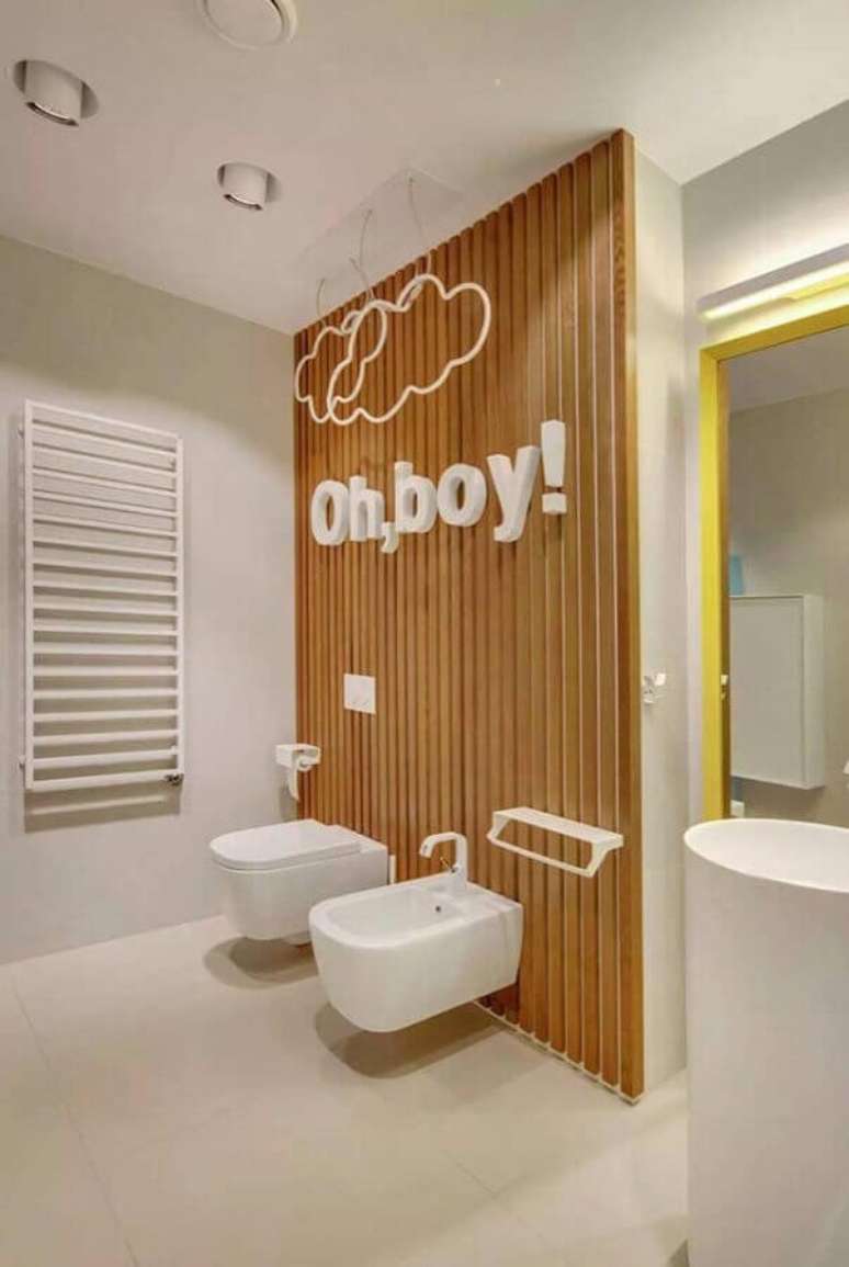 30. Decoração divertida para banheiro masculino todo em cores neutras – Foto: Pinterest