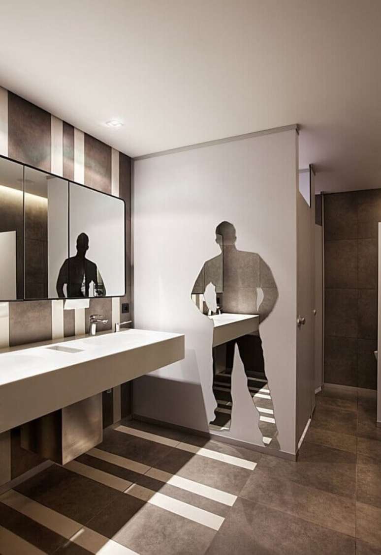 32. Decoração em tons neutros para banheiro masculino com adesivo de silhueta masculina – Foto: Office Snapshots