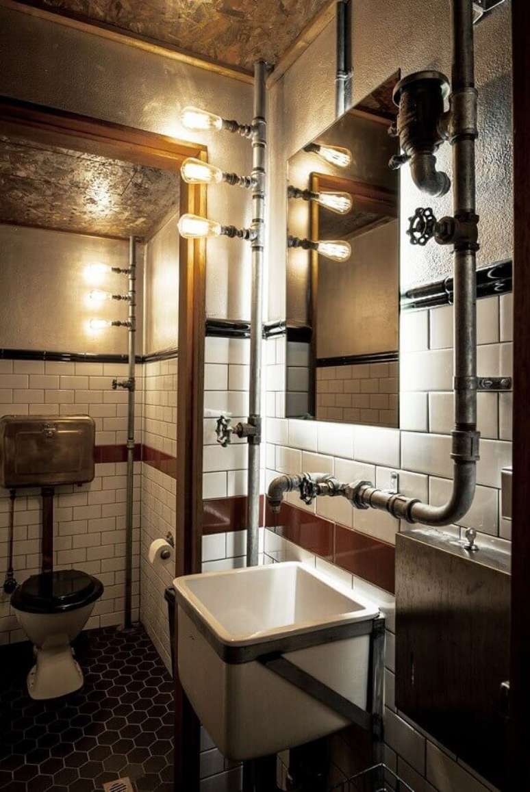 33.. Banheiro masculino decorado com estilo industrial e detalhes rústicos – Foto: Pinterest