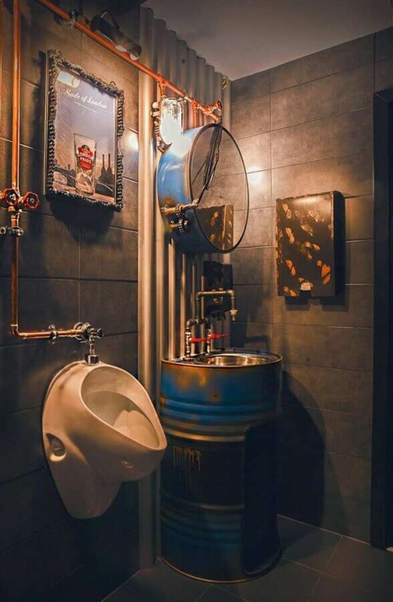 34. Decoração industrial para banheiro masculino com tonel no lugar do gabinete – Foto: Neu dekoration stile