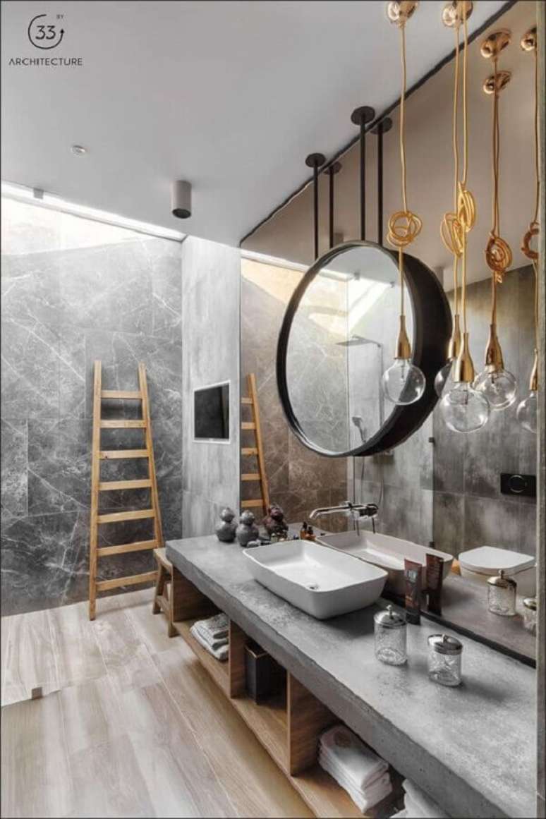 35. Os tons de dourado no pendente minimalista deixaram a decoração do banheiro masculino mais sofisticada – Foto: ArchiTecture