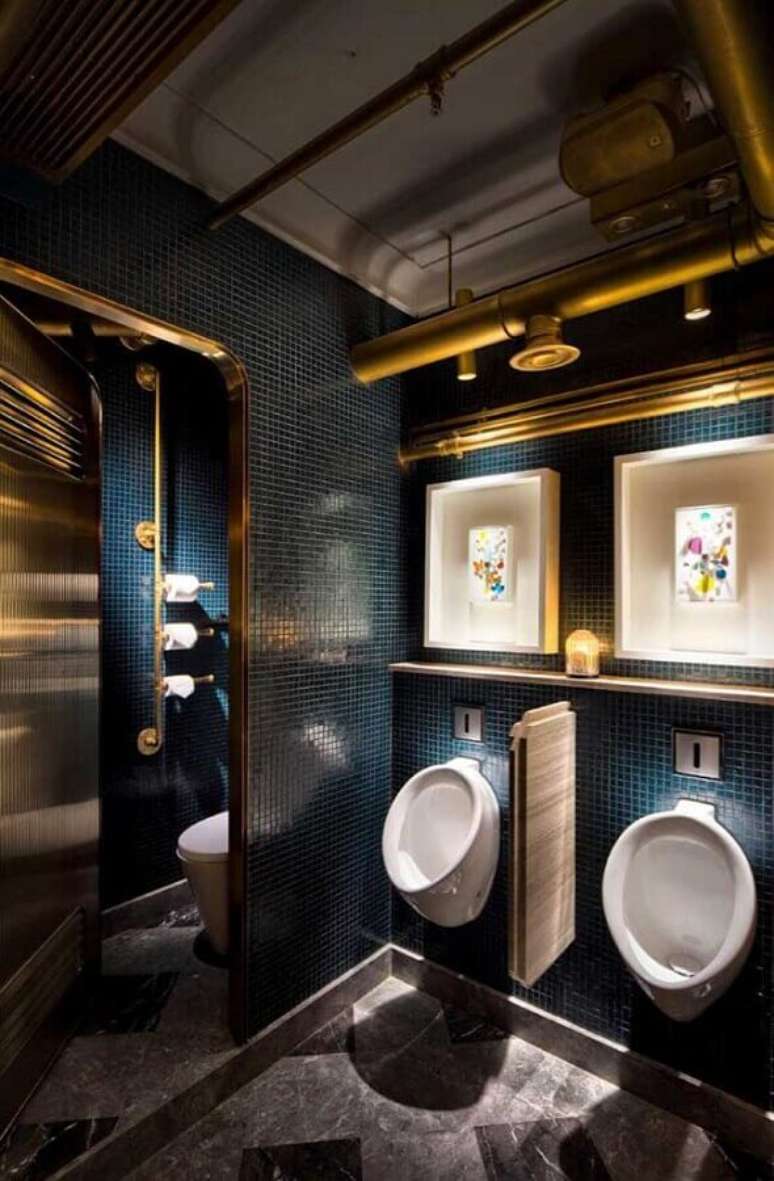 36. A decoração industrial para banheiro masculino também pode receber alguns detalhes em dourado – Foto: Neu dekoration stile