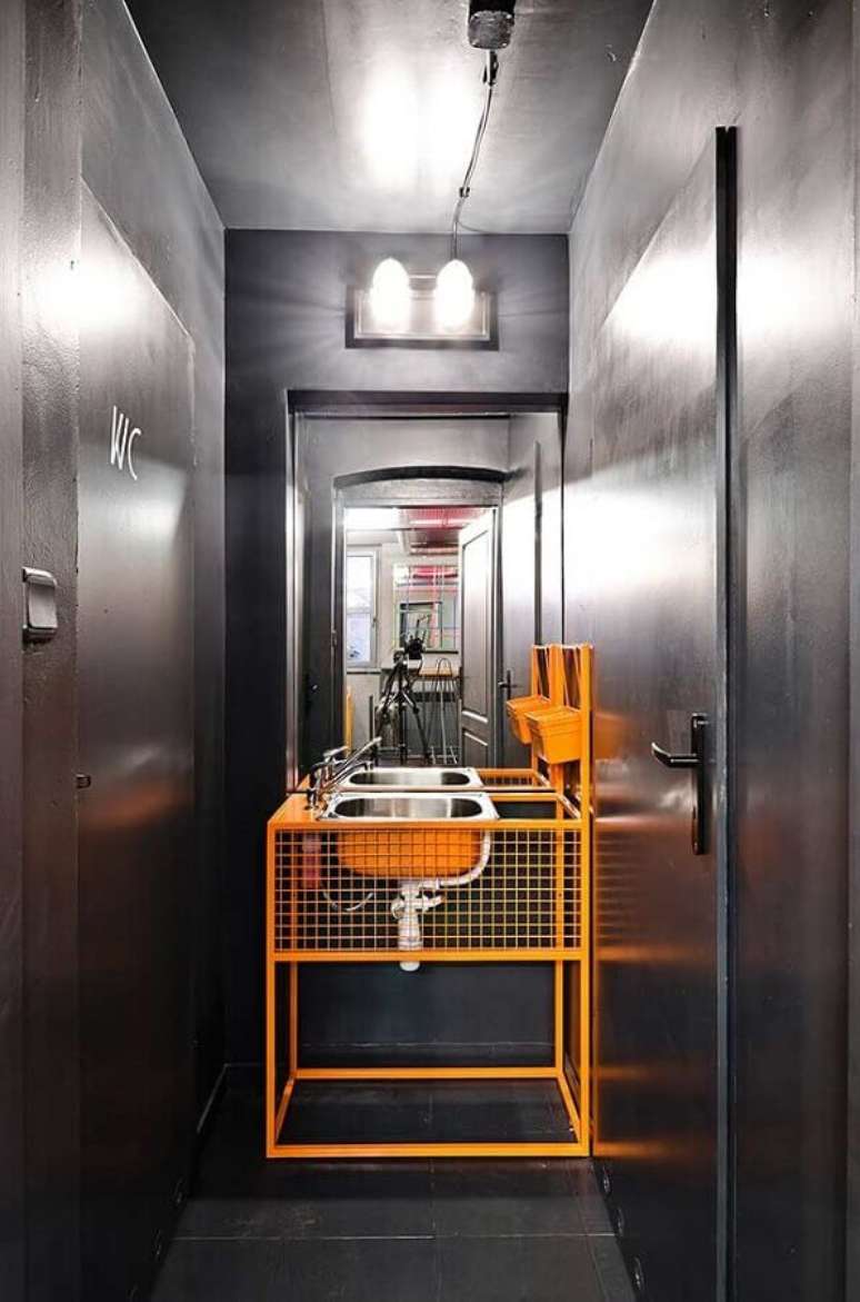 37. Os detalhes coloridos podem dar mais personalidade para o banheiro masculino decorado &ndash; Foto: ArchDaily