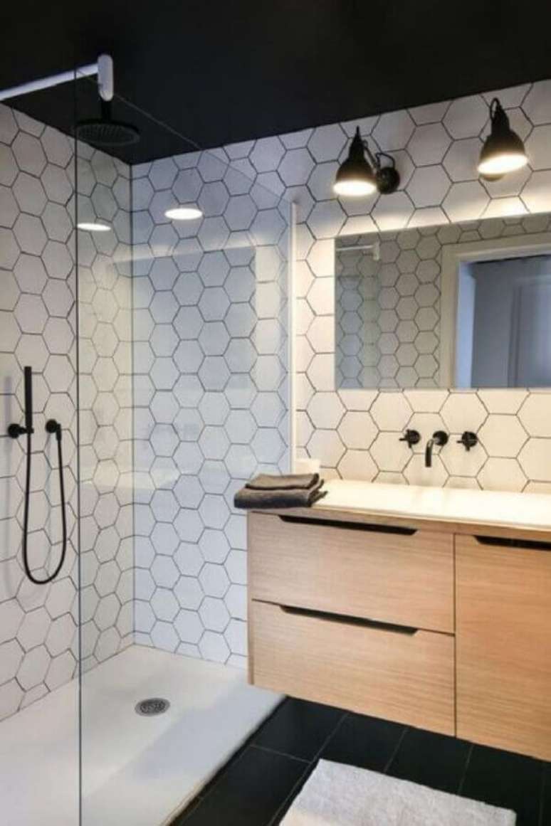 39.. Decoração para banheiro masculino com armário de madeira e azulejo com formato geométrico – Foto: Tina Minter Interior
