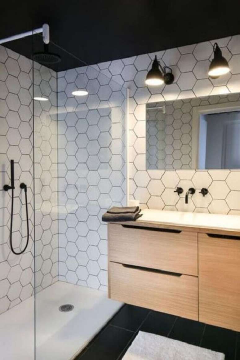 39.. Decora&ccedil;&atilde;o para banheiro masculino com arm&aacute;rio de madeira e azulejo com formato geom&eacute;trico &ndash; Foto: Tina Minter Interior