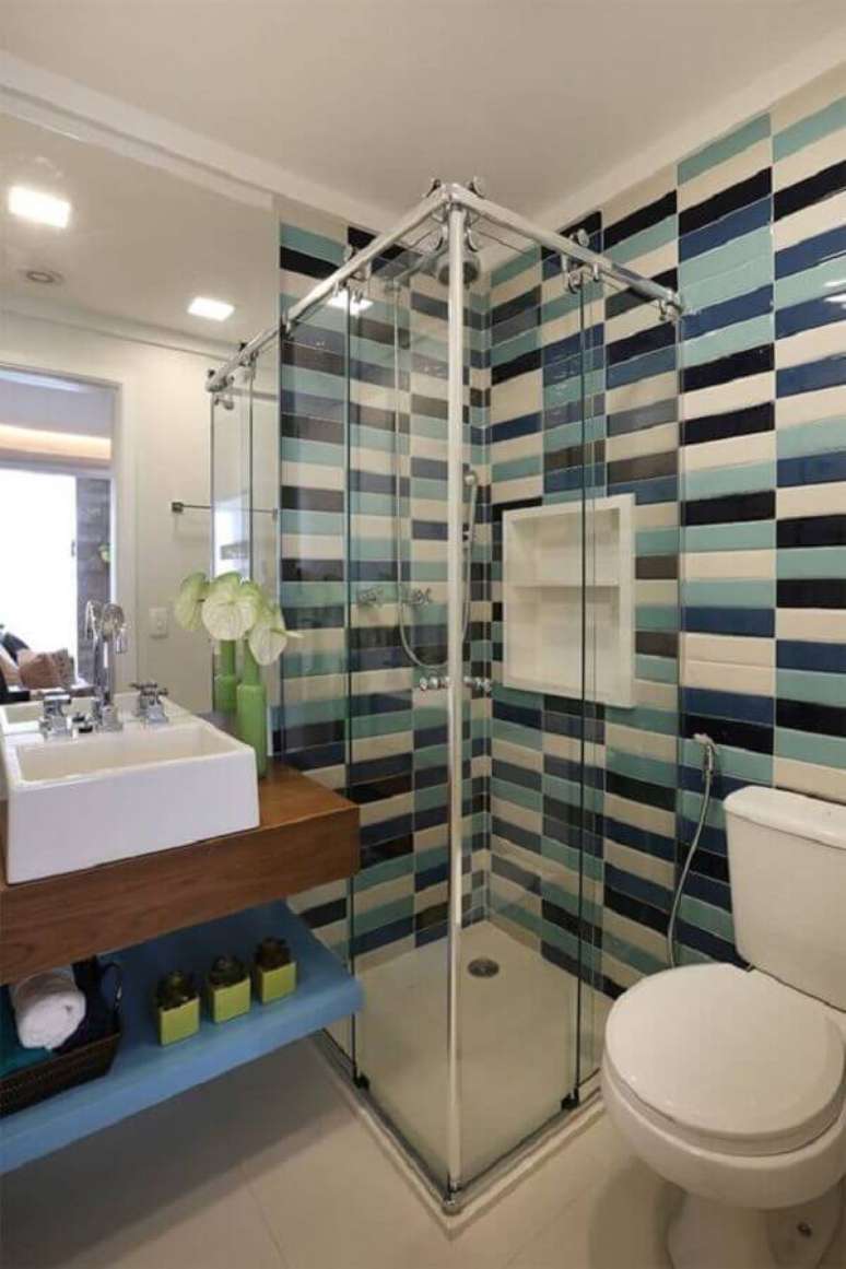 41.. Decoração para banheiro masculino com azulejo colorido com tons de azul e branco – Foto: Dicas Decor
