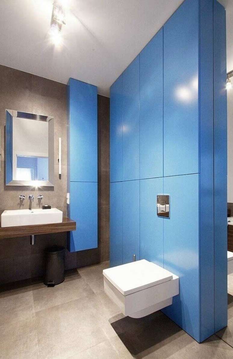 44. Decoração para banheiro masculino cinza com parede azul – Foto: Soma Architekci
