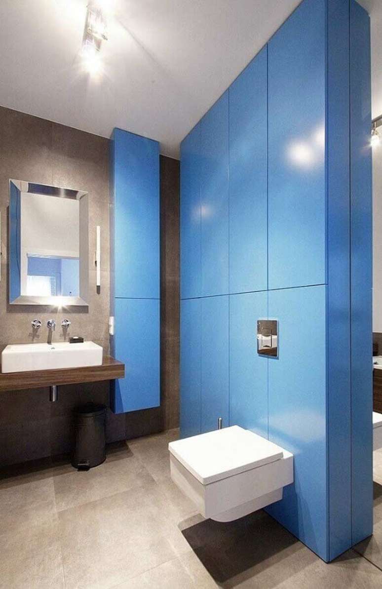 44. Decora&ccedil;&atilde;o para banheiro masculino cinza com parede azul &ndash; Foto: Soma Architekci