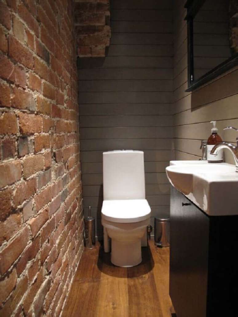 45. Decoração para banheiro masculino com parede de tijolinho – Foto: Pinosy