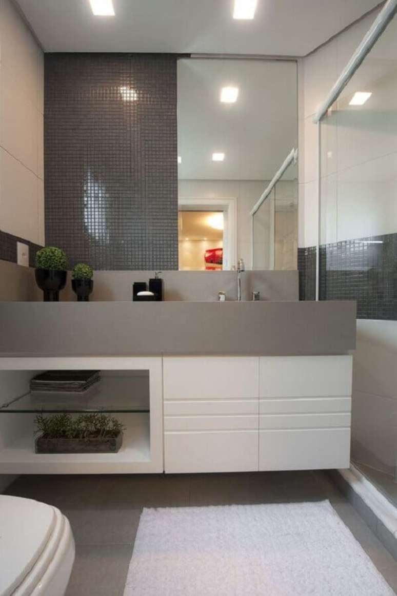 46.. Decoração para banheiro masculino com pastilha cinza – Foto: Back Arquitetura & Consultoria