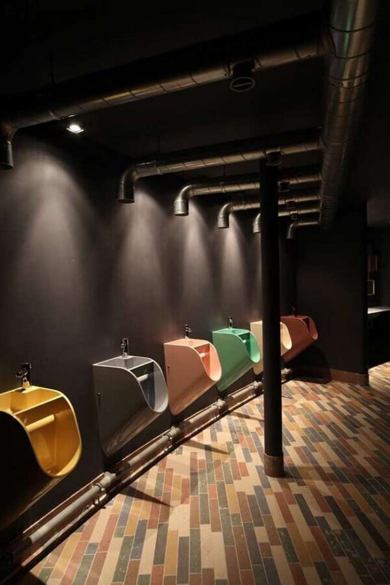 5. Os mictórios coloridos deram mais personalidade e um toque divertido para o banheiro masculino escuro – Foto: Air Freshener