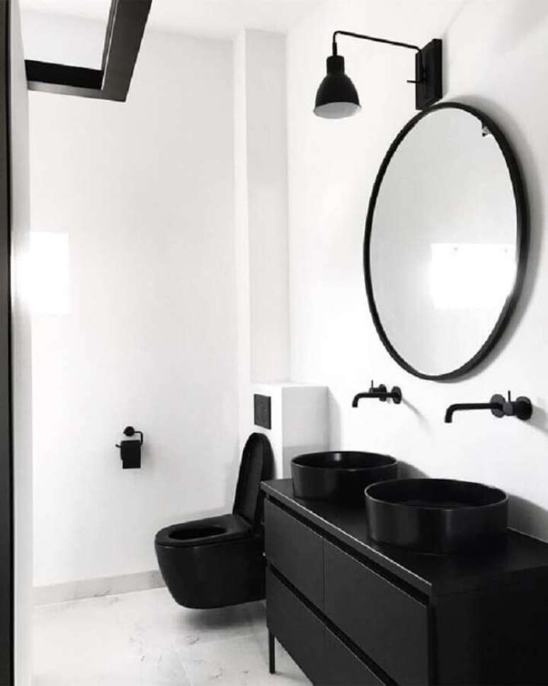 48.. Decoração para banheiro masculino preto e branco com espelho redondo – Foto: Stek Magazine