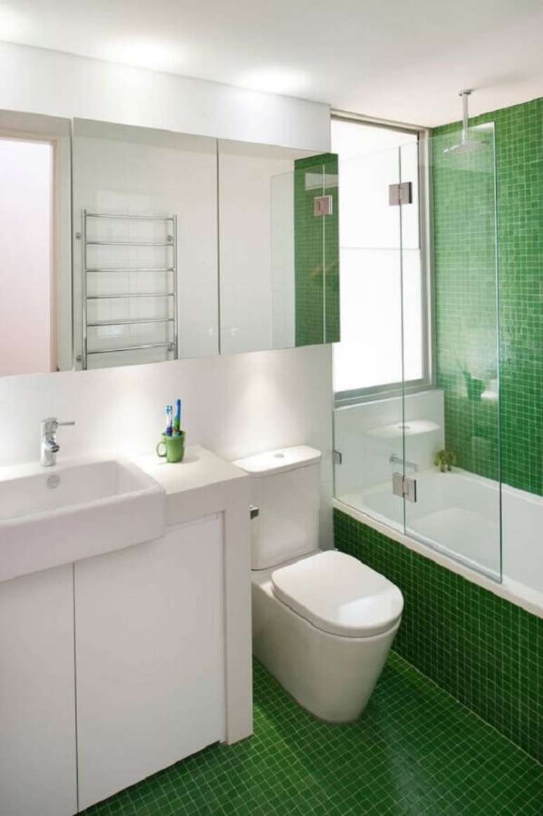 50. Banheiro masculino simples decorado com pastilhas verdes – Foto: Decohoms
