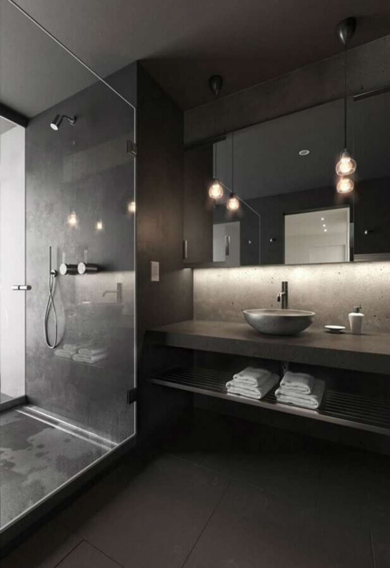 55. Decora&ccedil;&atilde;o moderna para banheiro masculino todo cinza com pendentes minimalistas &ndash; Foto: Planeta Deco