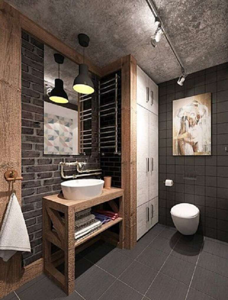 57. Decoração rústica para banheiro masculino com detalhes em madeira e parede de tijolinho – Foto: Pinosy