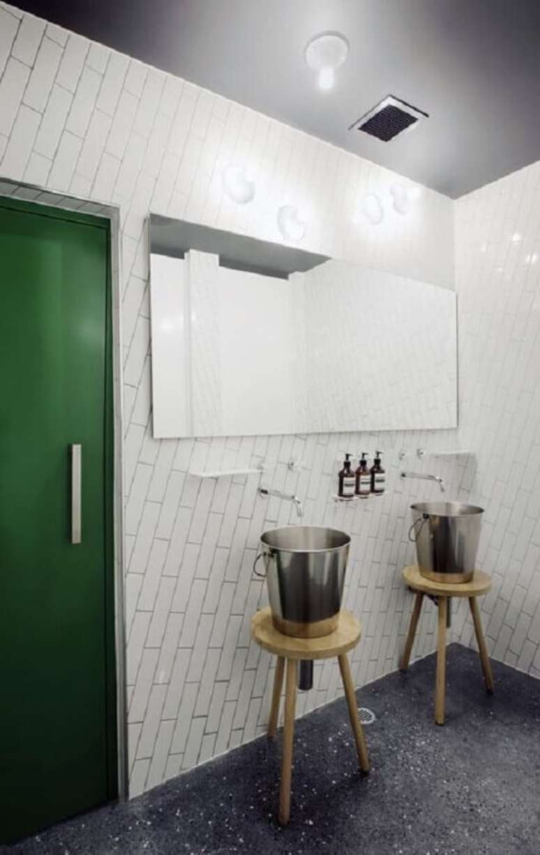 59. Aqui os baldes de metal deram um toque bem diferente para a decoração do banheiro masculino simples – Foto: Eat Drink Design Awards