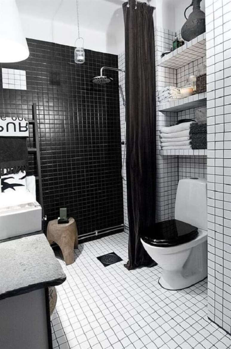 60. Decoração simples para banheiro masculino preto e branco – Foto: Mill Valley