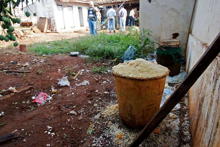 Alojamento de trabalhadores que fazem corte de cana-de-açúcar é encontrado em condições precárias, no município de Polôni, na região de São José do Rio Preto, interior do Estado de São Paulo, em 2007