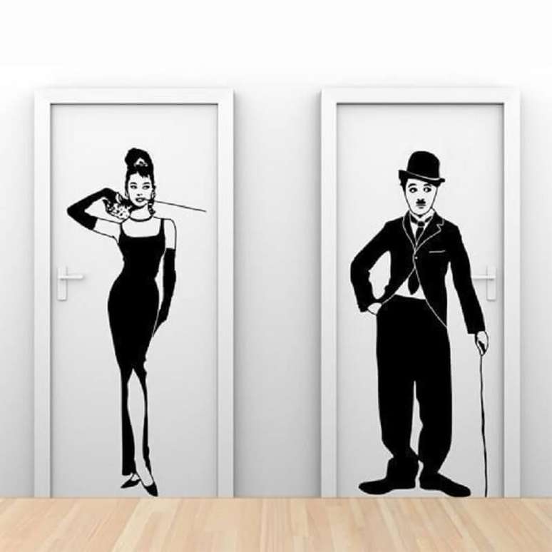 7. Modelo de placa banheiro masculino e feminino com desenho de Audrey Hepburn e Charlie Chaplin – Foto: Air Freshener