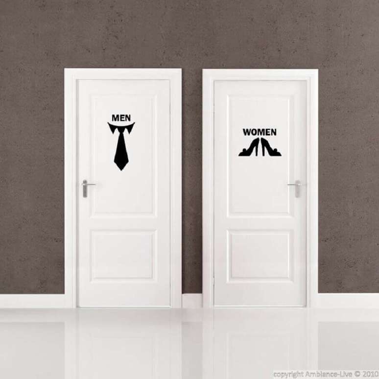 66. Adesivo para porta de banheiro feminino e masculino com desenho de gravata e sapato – Foto: Pinterest