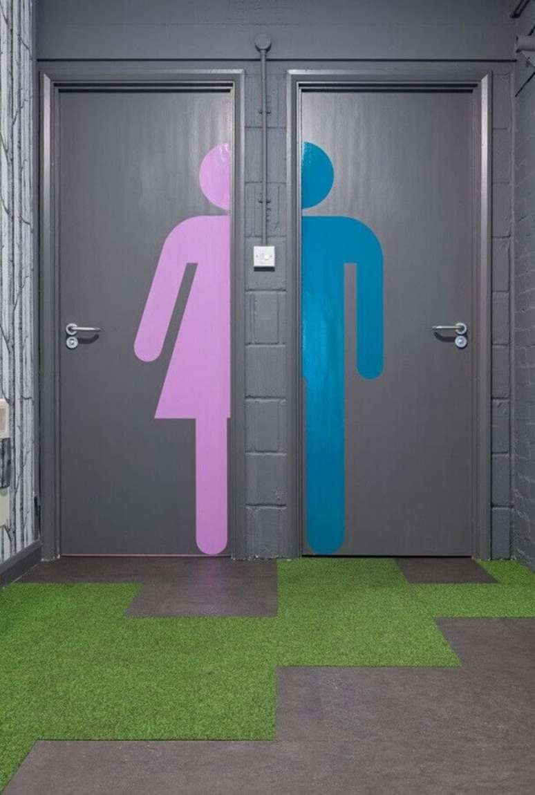 67. Placa banheiro masculino e feminino com desenho de silhueta – Foto: Hyderabad