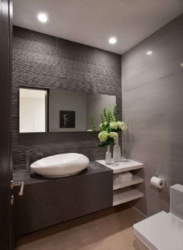 3. É importante ter um bom projeto de iluminação para a decoração de banheiro masculino escuro – Foto: Air Freshener