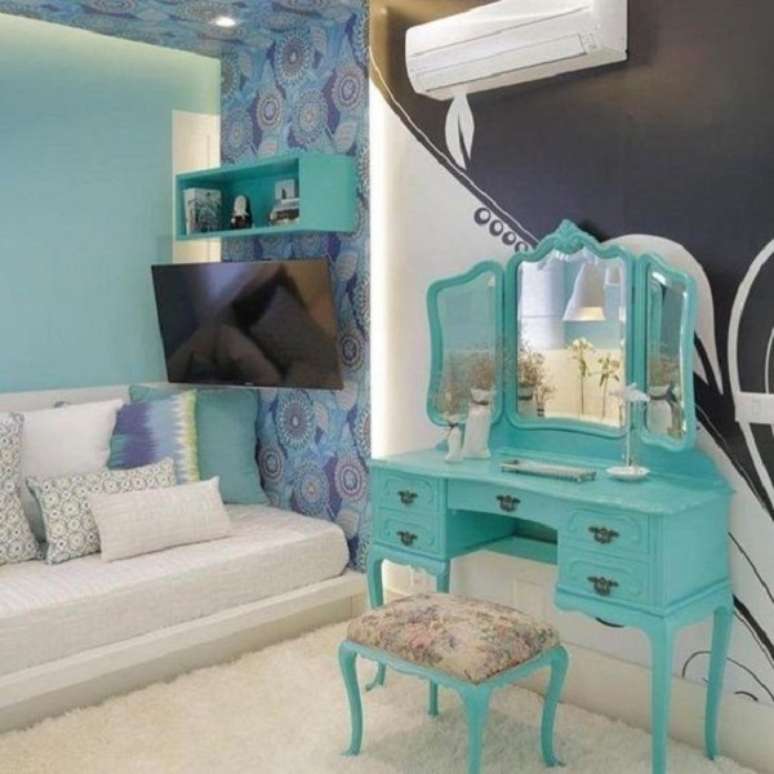 46 – O azul turquesa proporciona tranquilidade e relaxamento quando utilizado em elementos pontuais como a penteadeira camarim e o papel de parede azul turquesa. Fonte: Tua Casa