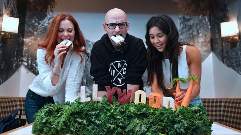 Rawvana (&agrave; dir.) se tornou uma celebridade vegana, mas sua credibilidade foi destru&iacute;da quando ela foi vista comendo peixe