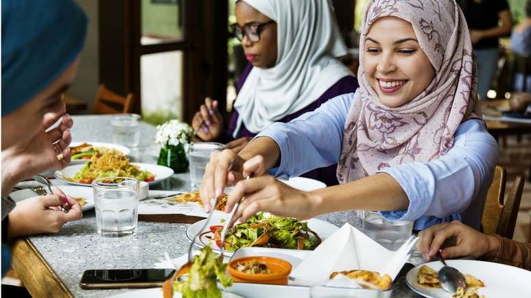 Especialistas concordam que precisa haver uma mudança no foco em nutrientes (gordura/açúcar/sal) e em quais alimentos pessoas devem comer