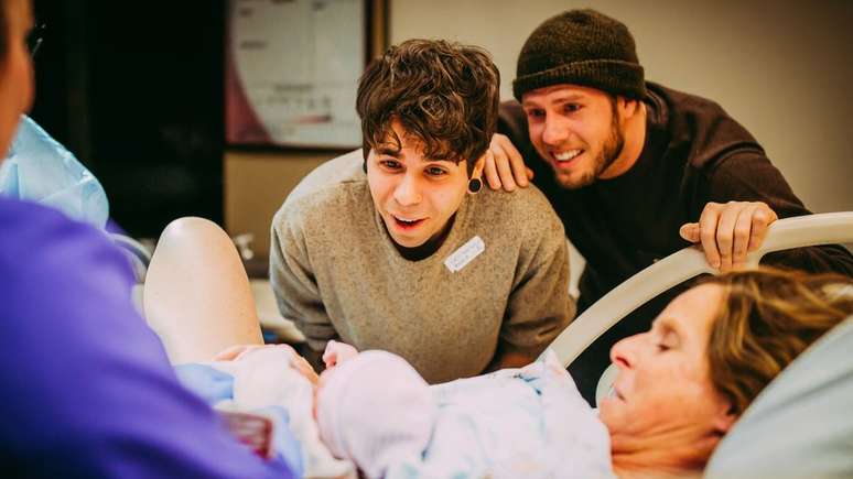 Elliot e Matthew veem filha Uma pela primeira vez