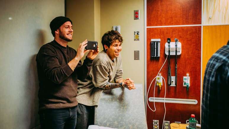 Matthew e Elliot no dia do nascimento de Uma