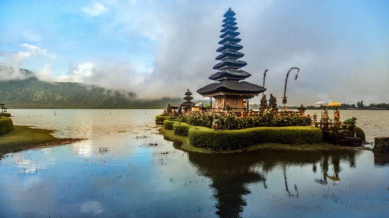 O país é conhecido por suas atrações turísticas, como o templo flutuante Pura Ulun Danu Beratan, em Bali