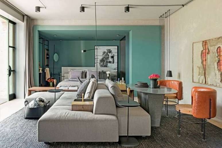 66 – Conforto, otimização e sofisticação nesse ambiente com parede azul turquesa. Fonte: Casa Cor